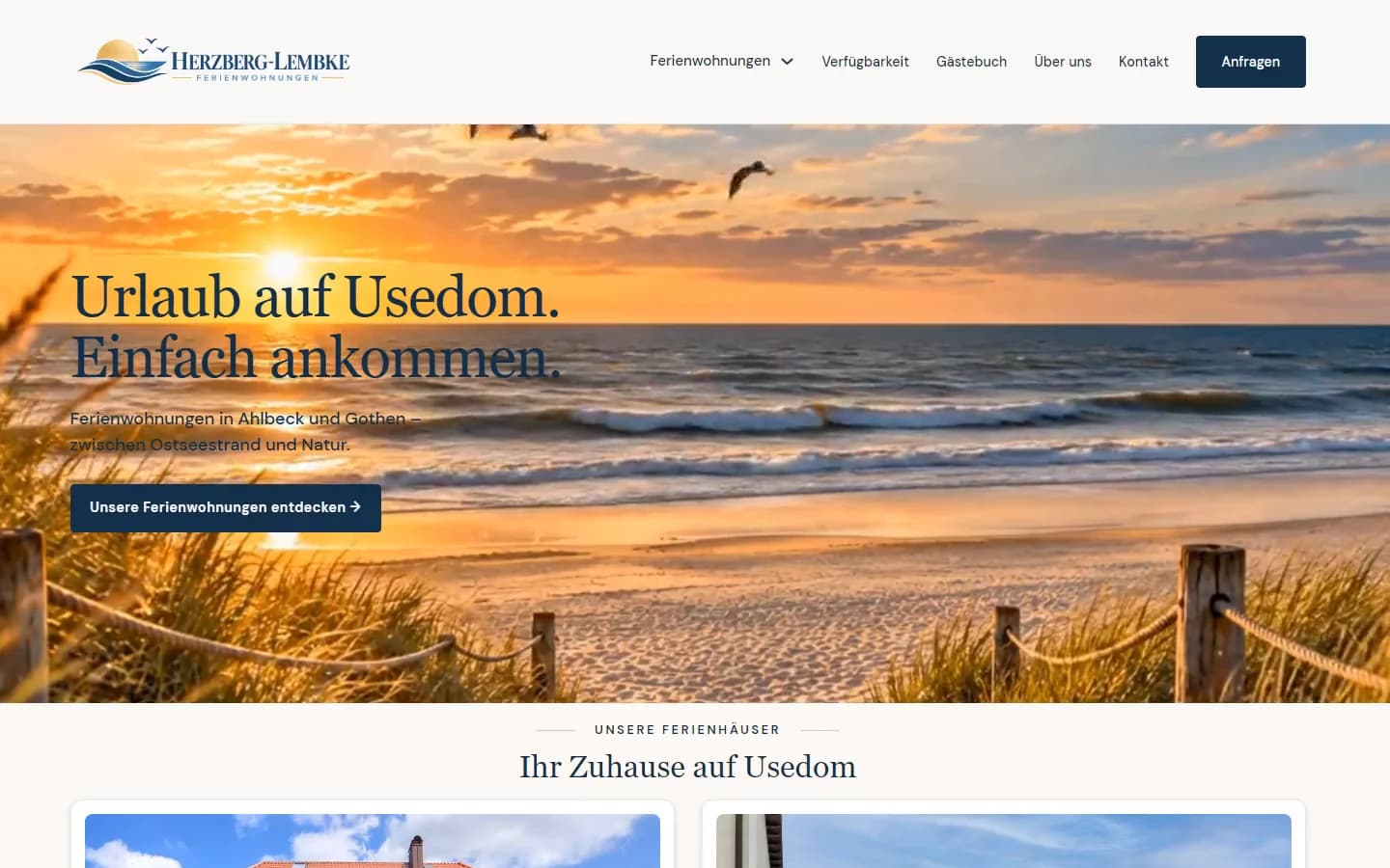 Startseite der Website Herzberg-Lembke Ferienwohnungen auf dem Laptop: „Urlaub auf Usedom. Einfach ankommen.“